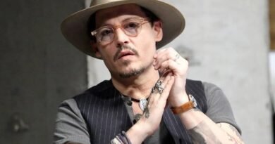 Johnny Depp rings