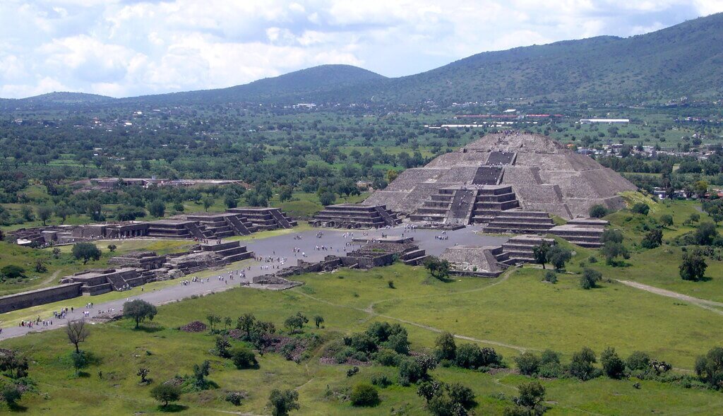 Teotihuacan's Pyramid of the Moon: Pyramid in Mexico